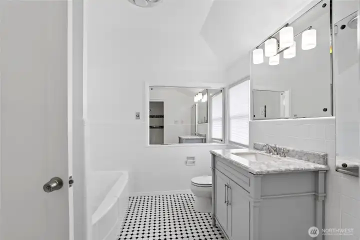Upper bath with tub Upper bath with tub