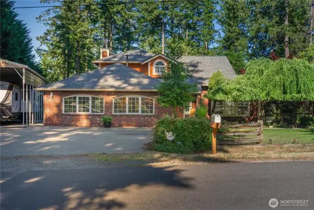 There is so much parking space here, plenty of room for everyone and the perfect home for entertaining!