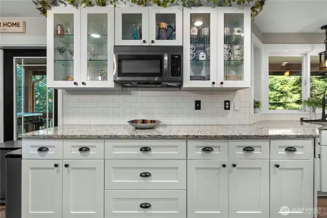 Counters and cabinets galore! You can never have too much space in a kitchen and this one checks all the boxes.