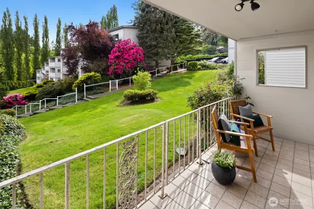 Private setting to enjoy the back yard. Gate, railing and tiles will be modernized soon by HOA at no cost.