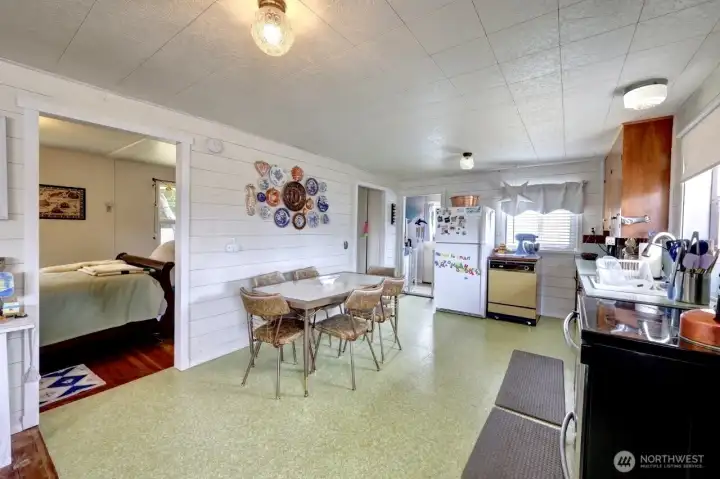 Roomy kitchen/dining