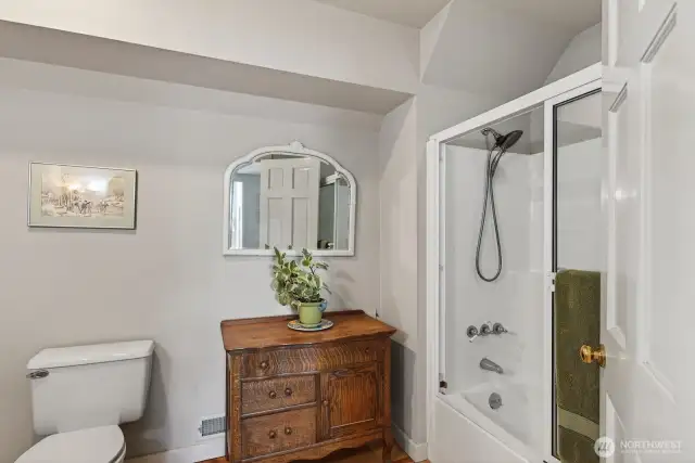 Upper level ensuite
