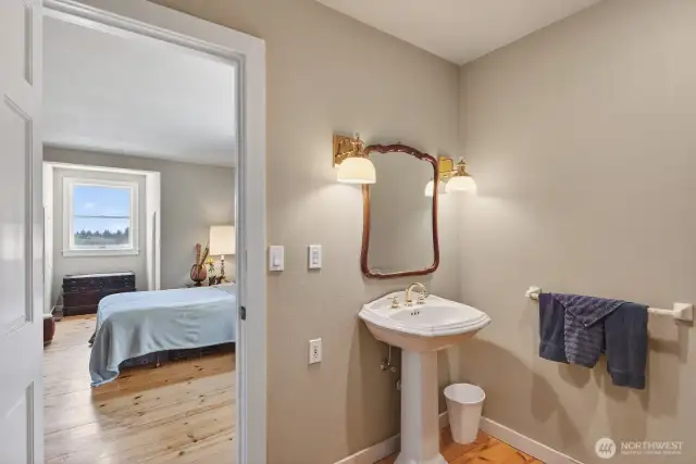 Upper level ensuite