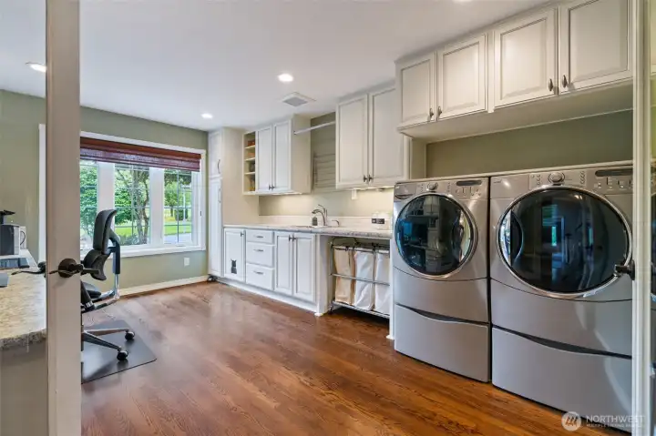 Lux laundry with office space