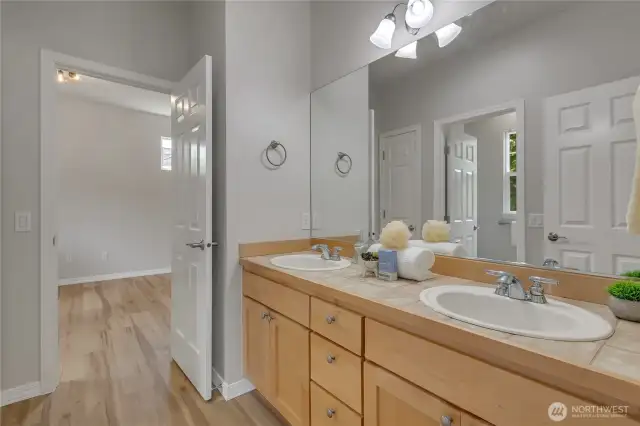 Jack and Jill Bathroom btw bed 2 & 3