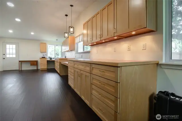 Large bonus area with shelving