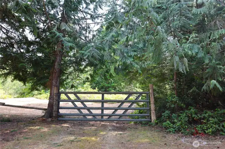 Entrance gate