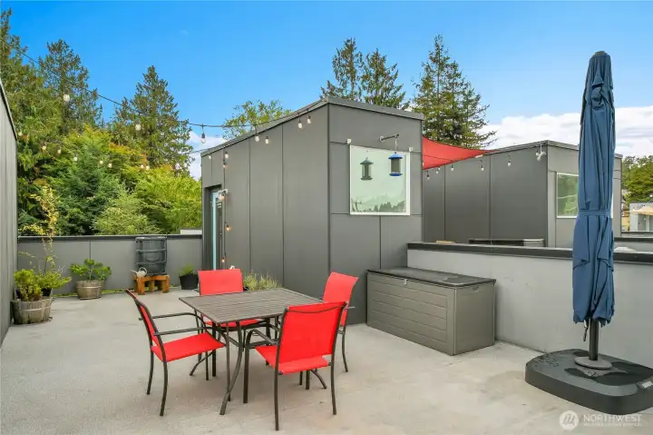 Large rooftop deck!