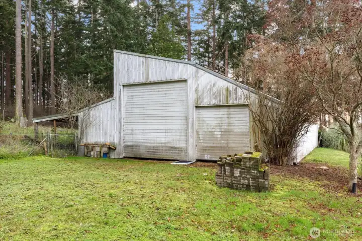 1152 SF barn... plus more covered shelter on the side; plenty of room for your shop, animals, RV, tractor or boat!