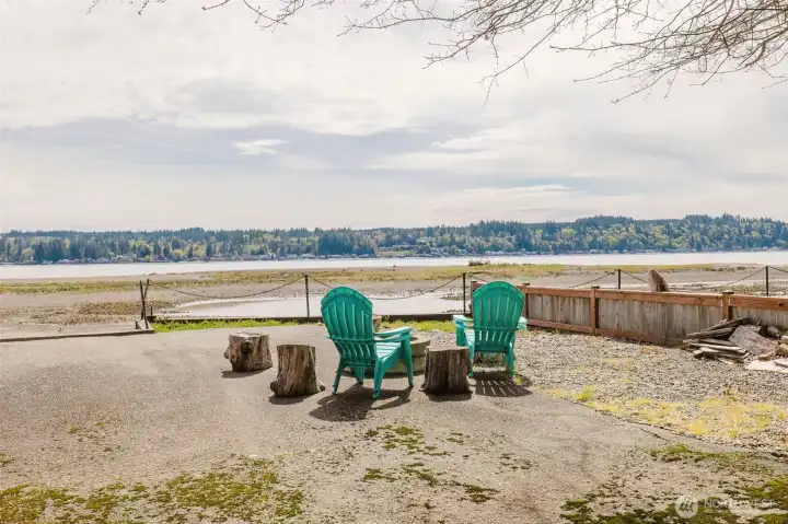 Chairs, wood stools and a fire pit at the beach? What's not to like!