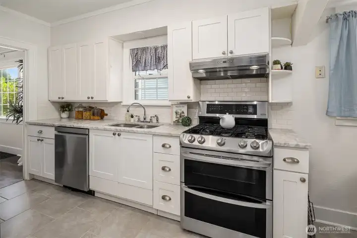 Gas Range & stainless appliances