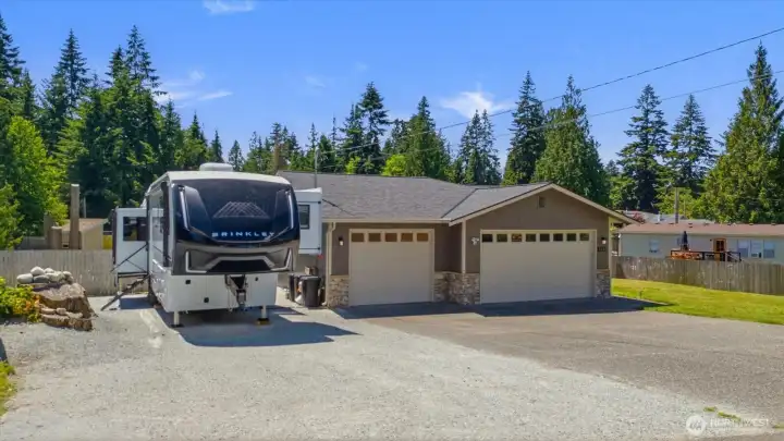 HUGE RV/Boat/Trailer parking area with 30A electrical hookup HUGE RV/Boat/Trailer parking area with 30A electrical hookup