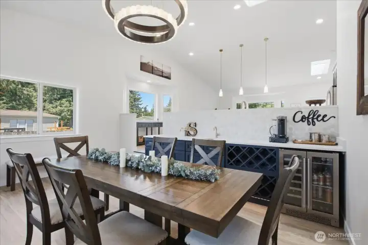 Large wet bar Large wet bar