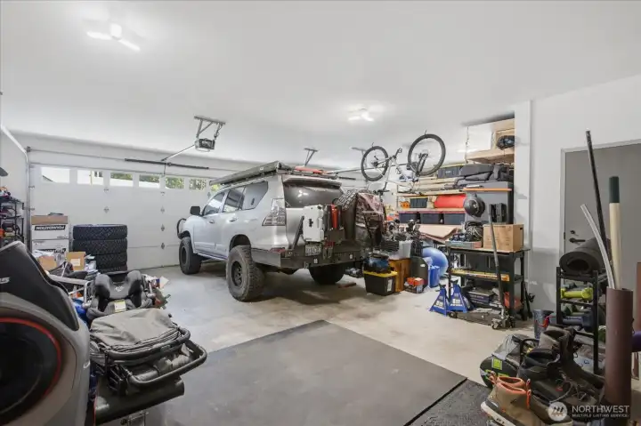 3 car garage that's over 1,000sft! 3 car garage that's over 1,000sft!