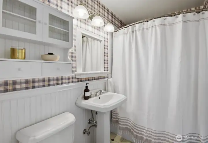 Full bath on Main