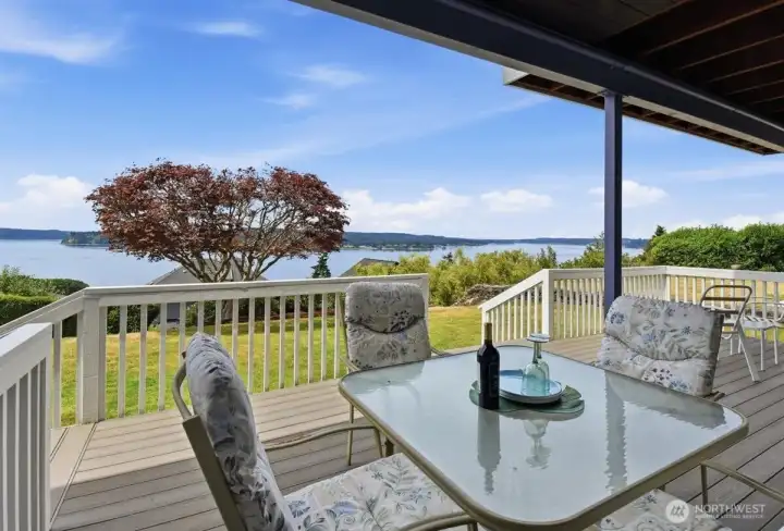 Lower deck for quiet dining