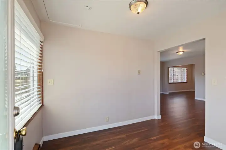 Spacious Entry Room. Spacious Entry Room.