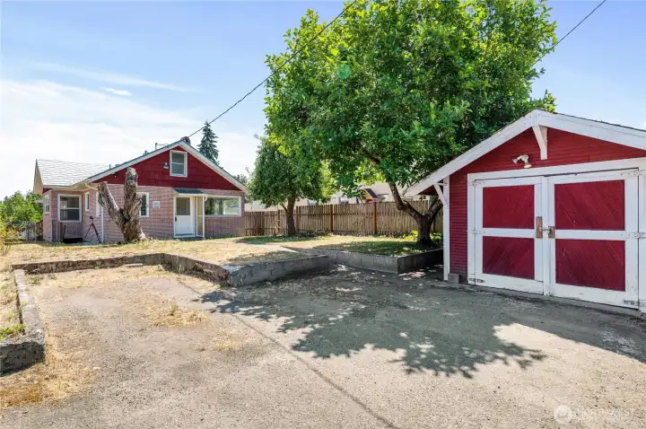 Driveway parking off alley and front of one car garage or shop space. Driveway parking off alley and front of one car garage or shop space.