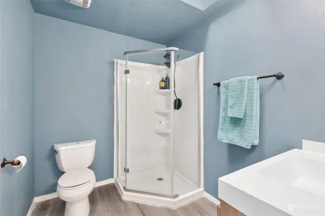 This bathroom is giving us understated elegance: a glass-enclosed shower, a skylight to let the sun do its thing, and blue walls that tie it all together. It’s the kind of space that looks like a dream but feels as practical as it gets.