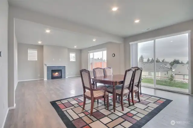 Lovely eat-in nook for informal dining