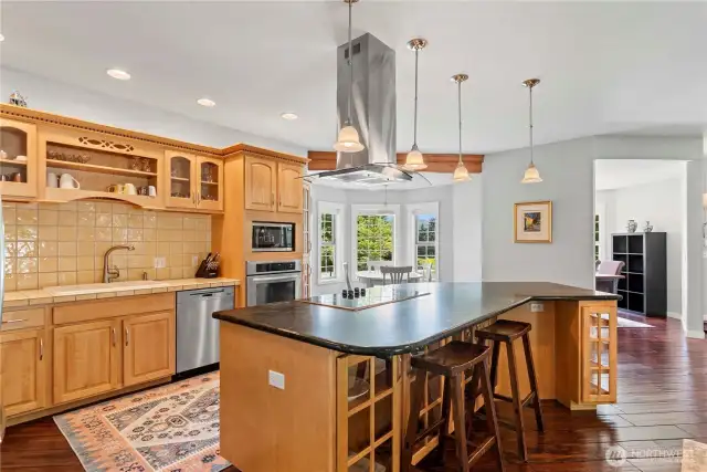 Large Kitchen, Stainless Appliances