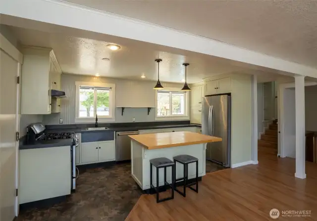 Kitchen w/island