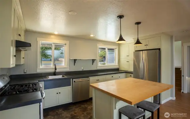 Kitchen w/propane stove/oven