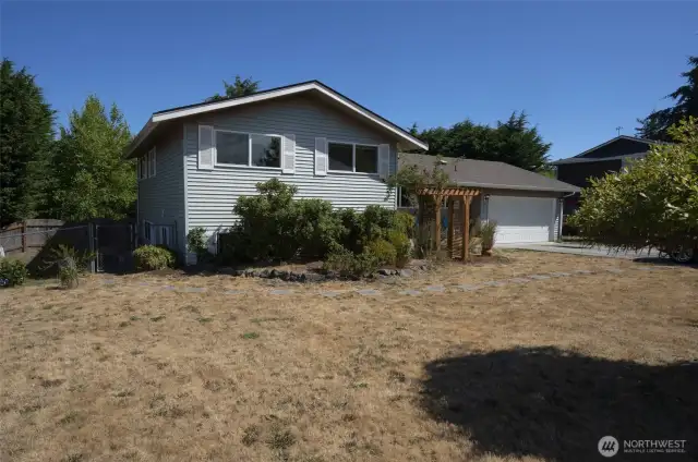 Fenced yard for studio apartment