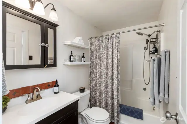 2nd floor full bathroom