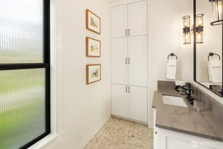 Upstairs full bathroom.