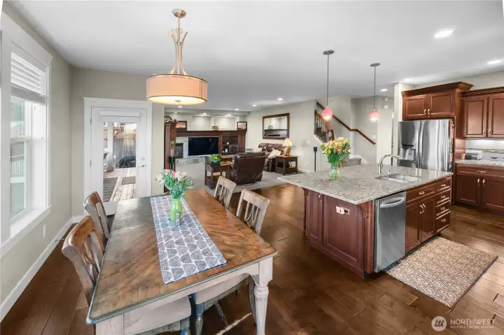 Nice eating area by kitchen