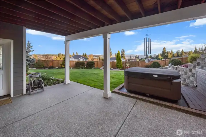 Fantastic backyard with hot tub!