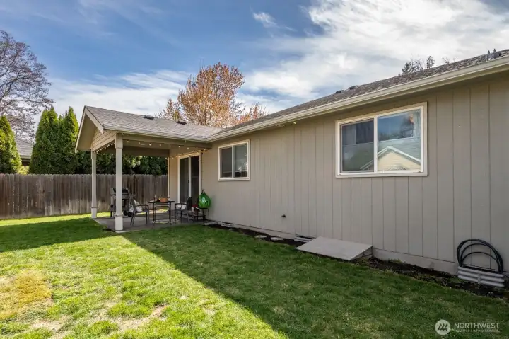 Covered patio & privacy hedge