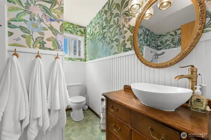 Upstairs Full Bathroom