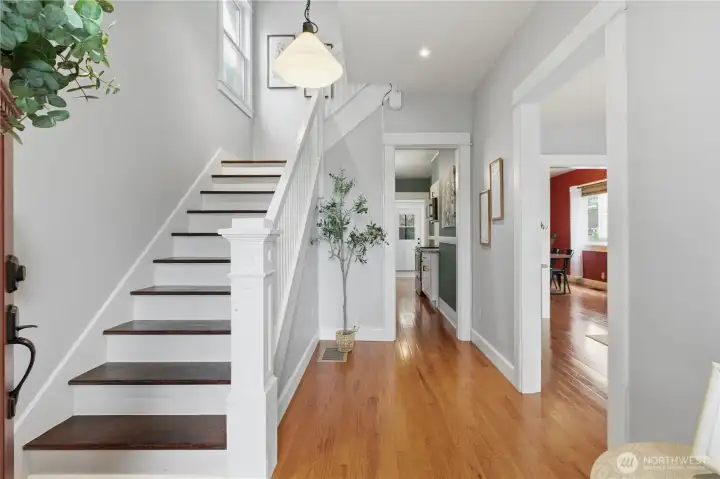 Gorgeous entry hall with ballustered stairway!