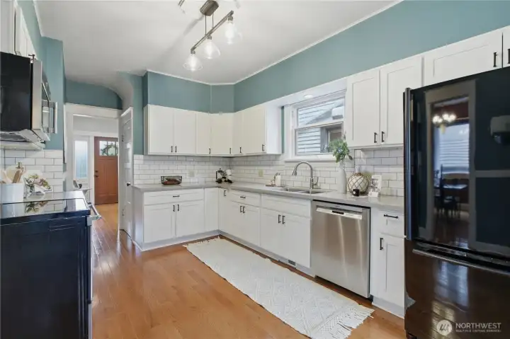 Another view of this large open kitchen.