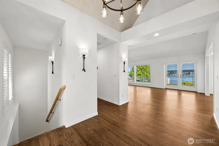 A thoughtfully positioned foyer frames the scenery beyond and turns every arrival into a memorable experience.