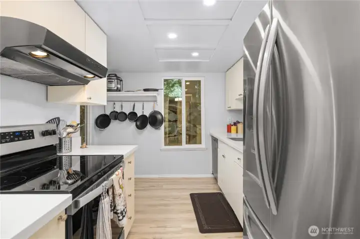 Comprehensive view of kitchen