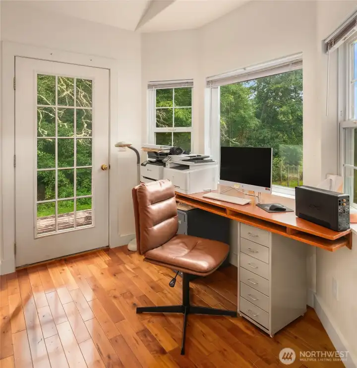 First floor office/studio space also has a seperate entrance and porch. First floor office/studio space also has a seperate entrance and porch.