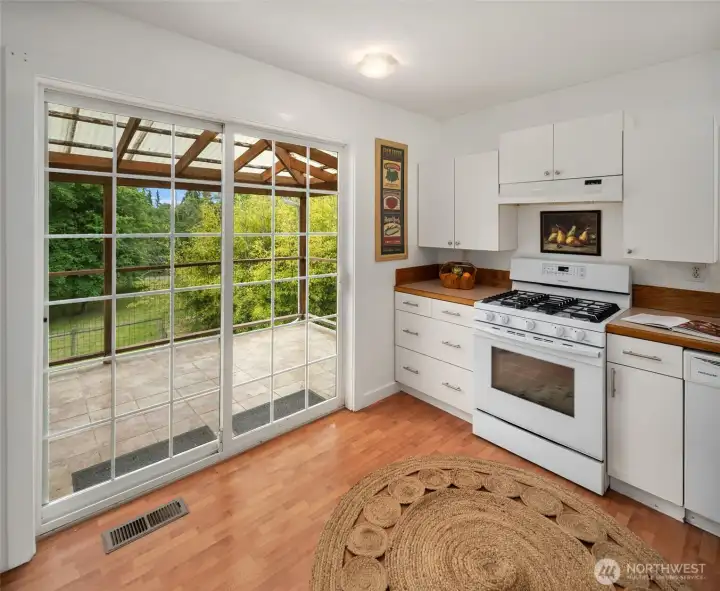Kitchen is close to expansive second story deck, easy layout for alfresco dining! Kitchen is close to expansive second story deck, easy layout for alfresco dining!