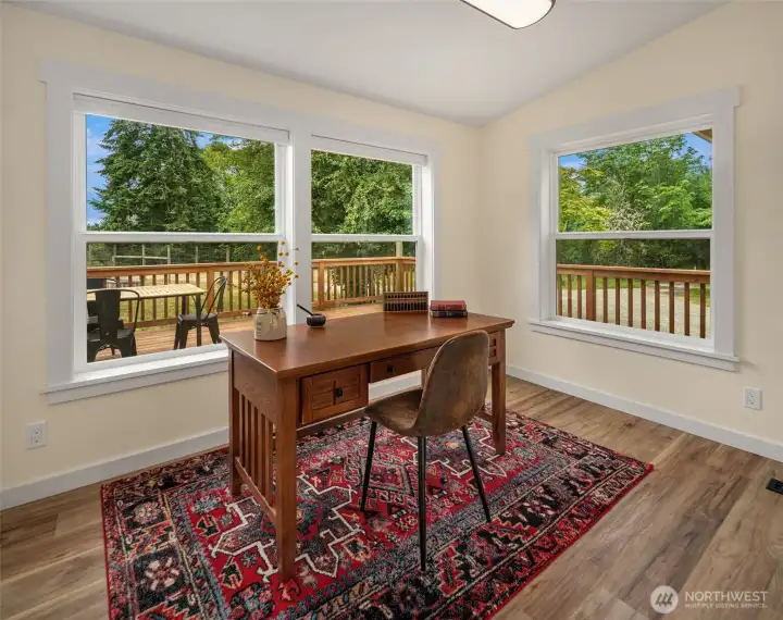 Front bedroom can be used as an office instead. Front bedroom can be used as an office instead.