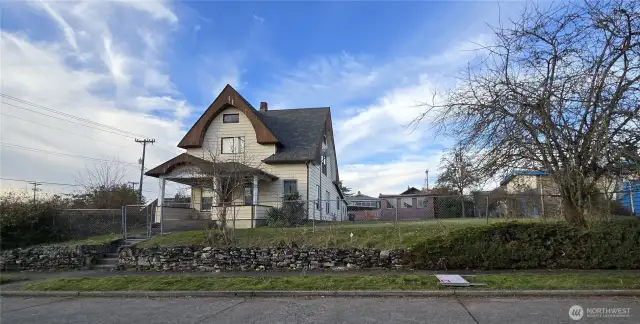 Prime opportunity for developers & investors! 1903 craftsman on 5000sf lot with additional 5000sf parcel to be sold together!