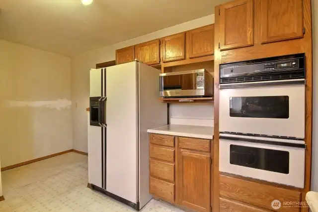 Enjoy a double oven and small eating space in the corner. All appliances stay!