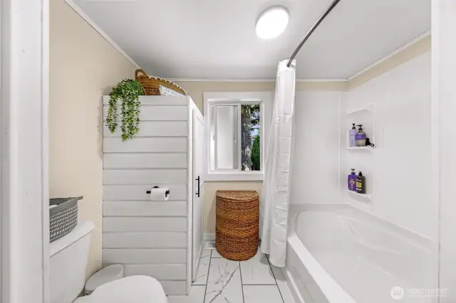 Primary bath with full sized bathtub