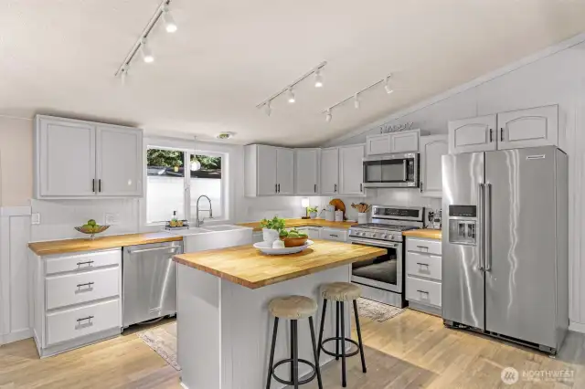 Cooking, prepping, and storing—this kitchen does it all.