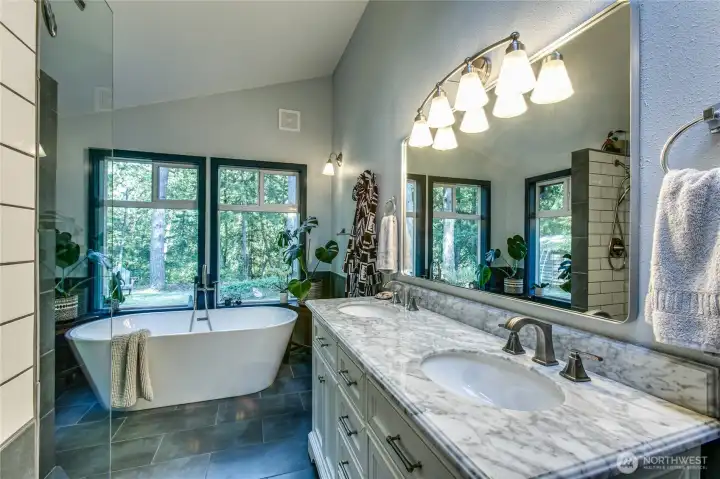 Primary bath w/ double sinks, soaking tub and walk-in shower