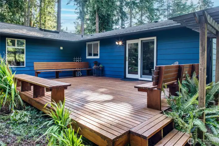 Large deck off dining room great for entertaining
