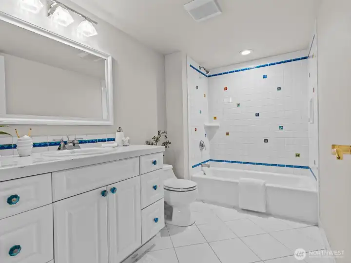 A full bathroom gives off a fun vibe for getting ready for the day.