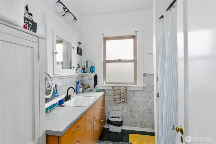 Upstairs Unit Bath