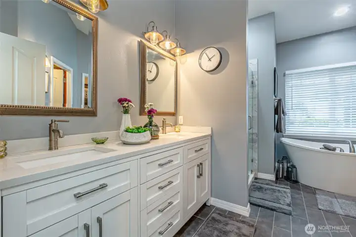 Dual vanity in en suite bathroom